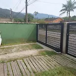 Casa Praia. Linda varanda para um cochilo na rede